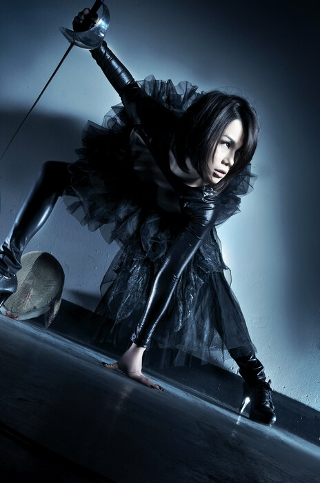 营造一种结合现代气息和冷兵器时代交融的味道