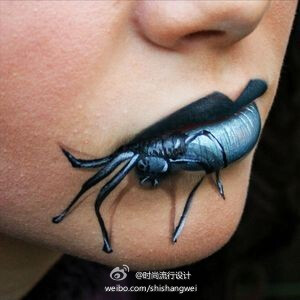 这个嘴角的妆有点恐怖哇。。。