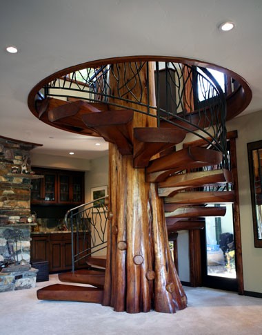 也是木质的旋转楼梯，不过这个感觉是用一大根木桩做的额。