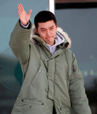 就算没有华丽的装扮和帅气的发型，他一样是帅气的男人