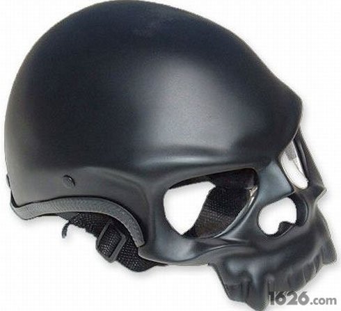  骷髅头盔（Skull Helmet）,毫无疑问，这是这个冬天摩托骑士们的最酷装备，采用轻巧又具有一定强度的材料制成，除了视觉效果之外,五官部位特别的设计，立刻使头盔原来的压迫憋闷得到改善，瞬时呼吸通畅无比。