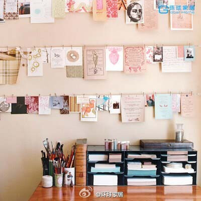拉几根小绳，夹上自己喜欢的照片喜欢的画，也很装饰很好看，可以面壁发呆~