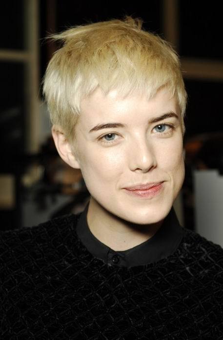 抿笑Agyness Deyn