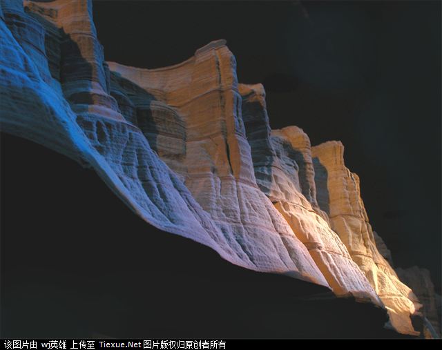 盖伊·拉勒米是一个涉足领域颇多的人，在过去的三十年间，他做过编剧，导演，作曲，乐队伴奏，歌手，雕刻家，画家以及作家。而今他又有了一个新的独特爱好，用旧书来雕刻制作各种地质奇观。在他的作品中，梯田，裂谷，天坑，地缝，应有尽有，让人叹为观止。