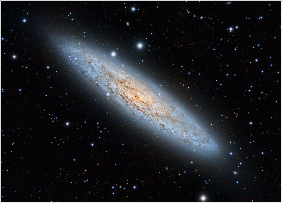 NGC 253不只是一個非常亮的螺旋星系(spiral galaxy)而已，而且它還是一個塵埃非常多的星系。這個星系是卡洛琳赫歇耳(Caroline Herschel)於1783年發現的，它位於玉夫座(Sculptor)之中，NGC 253距離我們只有1千萬光年遠。NGC 253是玉夫座星系群中最大的成員，而且它是距離我們本星系群最近的星系群。緻密的黑色塵埃通常伴隨著高恆星形成率，NGC 253被歸類為恆星遽增星系。上圖是個活躍的星系核心，NGC 253還是X射線和伽瑪射線的發射源。