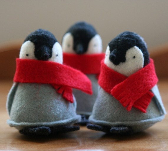 mi。可爱的红围巾企鹅。