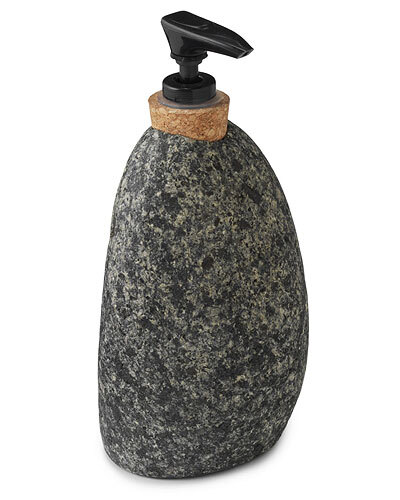 这款沐浴露的外包装设计很特别，用的是海边的石头做材料。