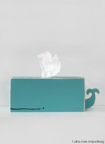 把普通纸巾盒涂上颜色，粘一个尾巴，画两道简单的线，抽纸变成鲸鱼喷出的水柱。