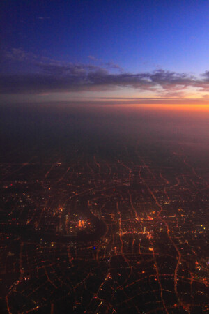   上海夜景。城市翻开颓靡的那页。