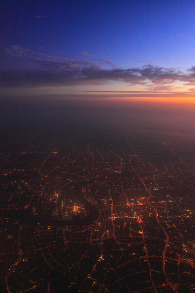  上海夜景。城市翻开颓靡的那页。