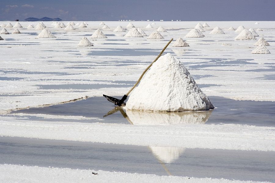 传说中的天空之镜是乌尤尼盐沼（Salar de Uyuni），它位于玻利维亚西南部天空之镜的乌尤尼小镇附近，是世界最大的盐沼，东西长约250公里，南北宽约100公里，面积达10,582平方公里，盛产岩盐与石膏。由于面积大，表面光滑，反射率高，覆盖着浅水，以及最小的海拔差，阿塔卡玛...