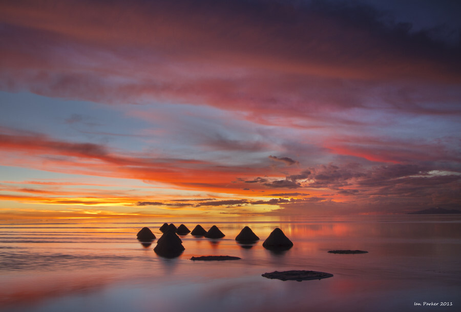 传说中的天空之镜是乌尤尼盐沼（Salar de Uyuni），它位于玻利维亚西南部天空之镜的乌尤尼小镇附近，是世界最大的盐沼，东西长约250公里，南北宽约100公里，面积达10,582平方公里，盛产岩盐与石膏。由于面积大，表面光滑，反射率高，覆盖着浅水，以及最小的海拔差，阿塔卡玛...