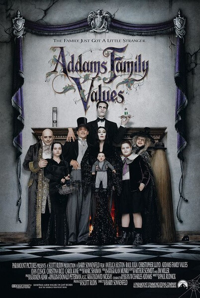 电影《亚当斯一家的价值观》整部影片充满了各种各样桥段的致敬。