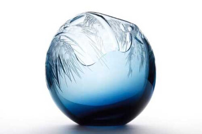 来自英格兰的Heather Gillespie是一位不可多得的波西米亚玻璃雕刻师，这种工艺品的诞生需要利用一种16世纪的过时技术，对铜版雕刻机进行抛光。为了提高这方面的技艺，她甚至远赴捷克——这种传统技艺的中世纪起源地…