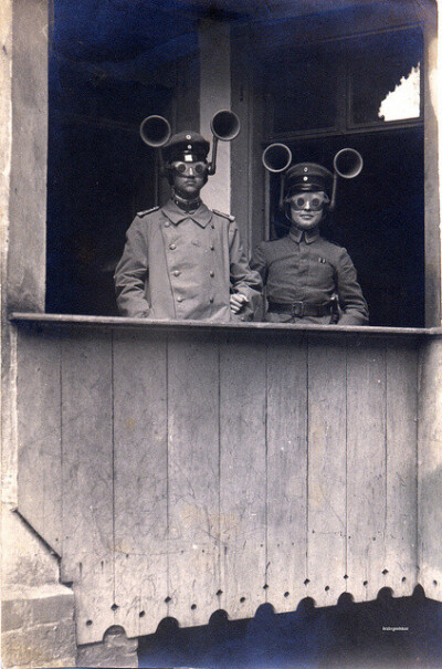 #RENPIN#在夜视镜发明之前，一次大战中的士兵通过佩戴耳机及眼镜来增强他们的听觉和视觉。至于你信不信，反正我是信了@duitang