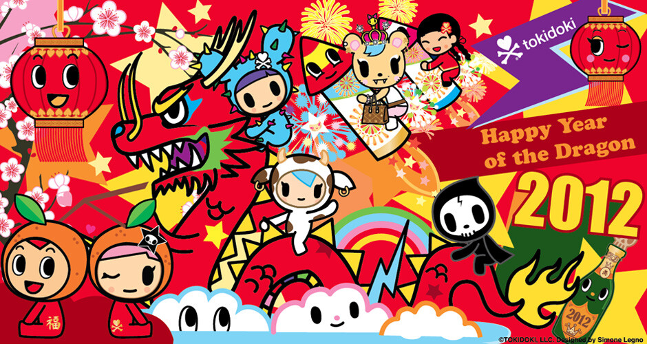 Tokidoki2012最新海报 中文名：淘奇多奇。淘奇多奇 (Tokidoki) 是源于日本文化灵感的潮流品牌，2005年由意大利艺术家西蒙·来诺 (Simone Legno) 与他的伙伴Pooneh Mohajer、Ivan Amold一同创建，淘奇多奇 (Tokidoki) 品牌使用 Simone Legno 的艺术设计，生产一系列潮流服饰配饰、玩偶、包包。