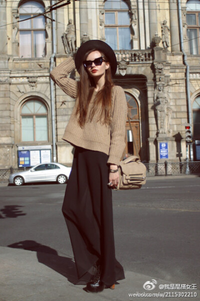 复古毛衣+长裙+毡帽，时下出街的最潮款