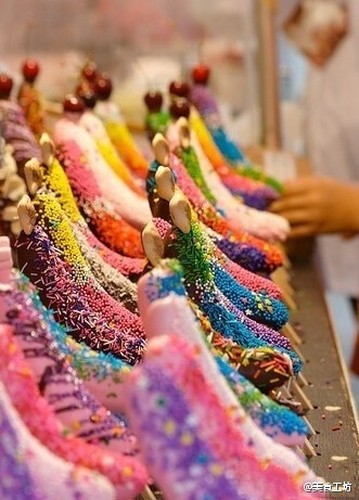 把香蕉冰冻后， 沾上巧克力酱，和冰激凌味道差不多哦~~~~