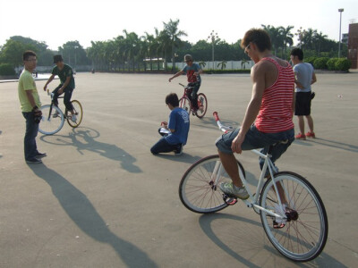 RED SESSION 1/第一届潮汕地区死飞交流赛-揭阳站，本次活动由揭阳极限运动元祖级 赤孔_Chackong车店 组织发起，并赞助本次活动奖品。从第一届揭阳站，再到第二届潮州站，和第三届汕头站逐步看到了大潮汕死飞文化的发…