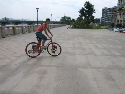 RED SESSION 1/第一届潮汕地区死飞交流赛-揭阳站，本次活动由揭阳极限运动元祖级 赤孔_Chackong车店 组织发起，并赞助本次活动奖品。从第一届揭阳站，再到第二届潮州站，和第三届汕头站逐步看到了大潮汕死飞文化的发…