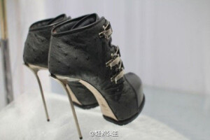 尖跟啊~~ 大爱!! 可以当武器的说