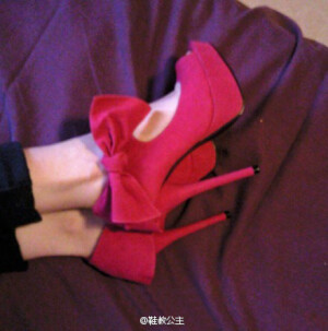 玫红绒面高跟~大爱啊！