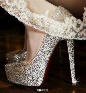 白色雕花短靴~美！