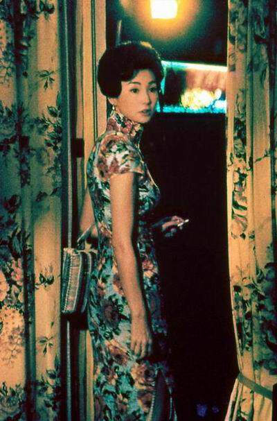 旗袍的全盛时代在三四十年代的上海，当旗袍遇到张曼玉，六十年代的香港恍惚之间移了魂，旗袍的“花样年华”在另一个时空再度绽放成妩媚的烟火。