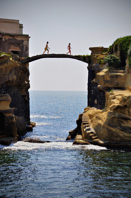 意大利那不勒斯Gaiola Bridge，一座梦幻般的桥。