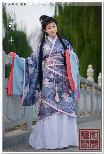 三重衣，眉妩系列最好看的一件http://item.taobao.com/item.htm?spm=11024flP.1-2ojds.b-375ycM&id=12842299599