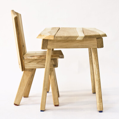 Bo Reudler Studio设计的儿童木头桌椅