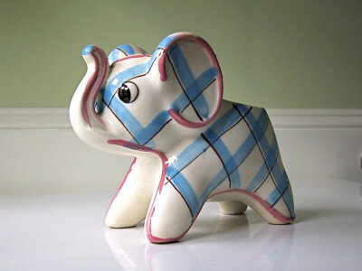 http://www.etsy.com/listing/88415473/vintage-kitsch-plaid-elephant-ceramic好萌！！！我要给你未来的宝宝我未来的干儿子干女儿买这个！！