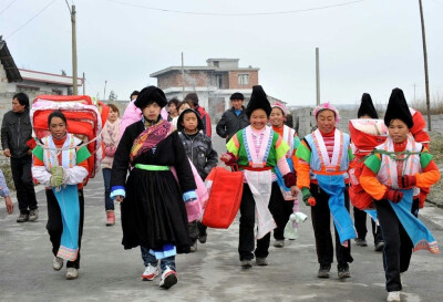 ２４、2012年1月24日贵阳市花溪区高坡乡云顶村，苗族新女婿背着被子去拜年。 2012年1月24日，大年初二，按照贵阳市花溪区高坡乡苗族同胞的风俗，是前一年的新女婿到丈母娘家拜年，到媳妇老家的村子里认亲戚的日…