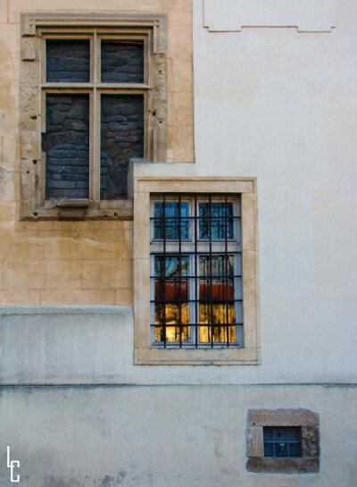 This photo is a detail of correct restoration of this old building (Palatul Arhiepiscopiei Romano-Catolice, Alba Iulia), it shows the place of the old window and the new window too.