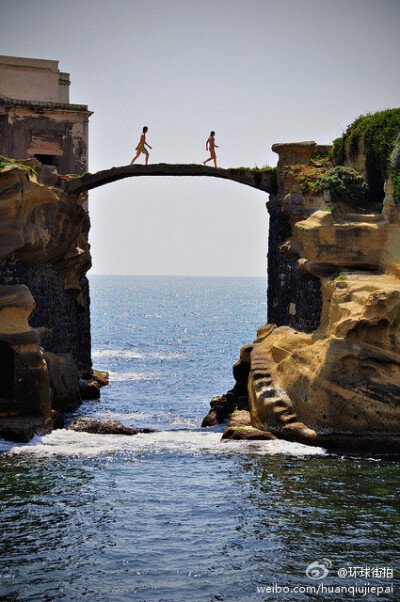 意大利那不勒斯Gaiola Bridge，一座梦幻般的桥。