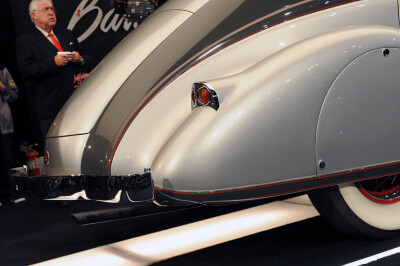 【聚焦2012 Barrett-Jackson 收藏车拍卖会】1933年Pierce-Arrow 银箭——成交价：220万美元