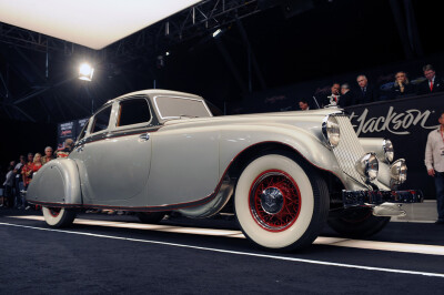 【聚焦2012 Barrett-Jackson 收藏车拍卖会】1933年Pierce-Arrow 银箭——成交价：220万美元