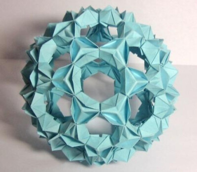 比较具有挑战性的纸球花作品，组合起来才能够产生出极好的效果，教程地址：http://www.zhidiy.com/gongyizhiyi/3361/