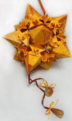 比较喜欢这个名字，奶油之星，很漂亮的纸球花教程，可能要配合上漂亮的色彩，教程地址：http://www.zhidiy.com/gongyizhiyi/3606/