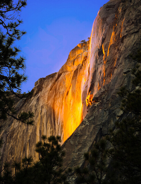 马尾瀑布（Horsetail Falls） 位于约美国塞米蒂国家公园（Yosemite Park）内，每年只有二月份的几天，当太阳与瀑布达到一定的角度是就会出现这种奇观，犹如瀑布着火一般。