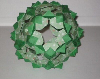 又是一个镂空的架构式的纸球花，很适合无限的扩大，或者缩到最小，教程地址：http://www.zhidiy.com/gongyizhiyi/2110/