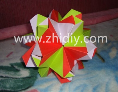 一个很简单的纸球花教程咯，基本上没有什么难度的纸球花教程，适合任何人制作，不过可能好的效果要搭配上好的纸张吧，教程地址:http://www.zhidiy.com/gongyizhiyi/2095/
