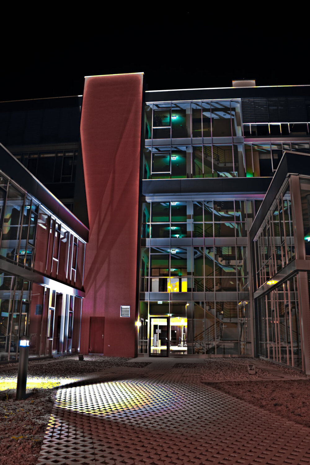 Office near the Airport fom Stuttgart.First trys with HDR-ManipulationMade with:Canon EOS400D + Canon 18-55 + Manfrotto 055XPROBAdobe Photoshop, Lightroom & Photomatix