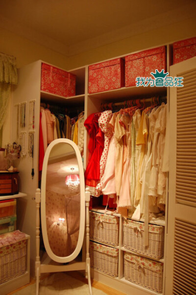每个女孩都想有个大大的衣帽间。 超级赞同的举手~~