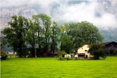 青山如黛，绿草茵茵，牧歌悠悠，唤醒你心底向往的自由，那是梦里一幅画，那是的四季都绽放的风景，那是瑞士小镇因特拉肯。