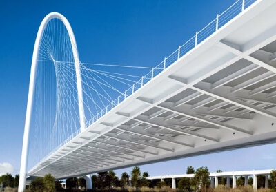 BY 建築師 聖地牙哥‧卡洛特拉瓦(Santiago Calatrava)Margaret Hunt Hill Bridge