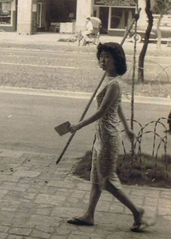这是一张珍贵的照片！50年代，一个中国女孩在台湾大街上被一个美国大兵偷拍。照片上的女孩儿非常气愤，恶狠狠的看着拍照的美国小子。她叫毕丽娜，来自哈尔滨。他叫费伟德，是一名驻台美军。这是他们第一次见面的情景…