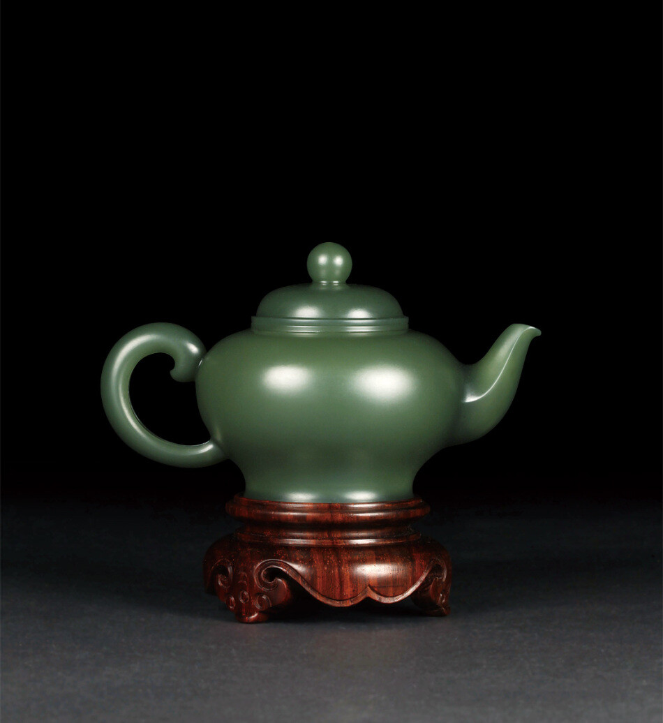 青玉薄胎壶5.9cm high 85,000-100,000