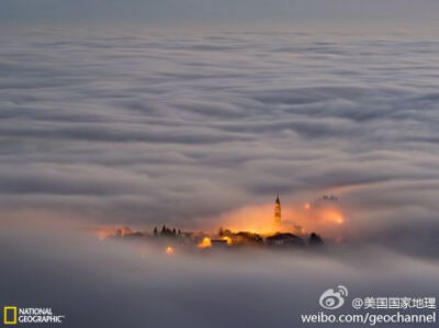 意大利埃斯阿格高原上的一座小镇，被厚厚的浓雾笼罩，好似仙境一般