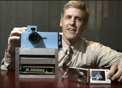 1975年，柯达应用电子研究中心工程师Steven J.Sasson开发出了世界上第一台数码相机。这台数码相机以磁带作为存储介质，拥有1万像素。记录一张黑白影像需要23秒。这台“手持式电子照相机”的出现颠覆了摄影的物理本质…